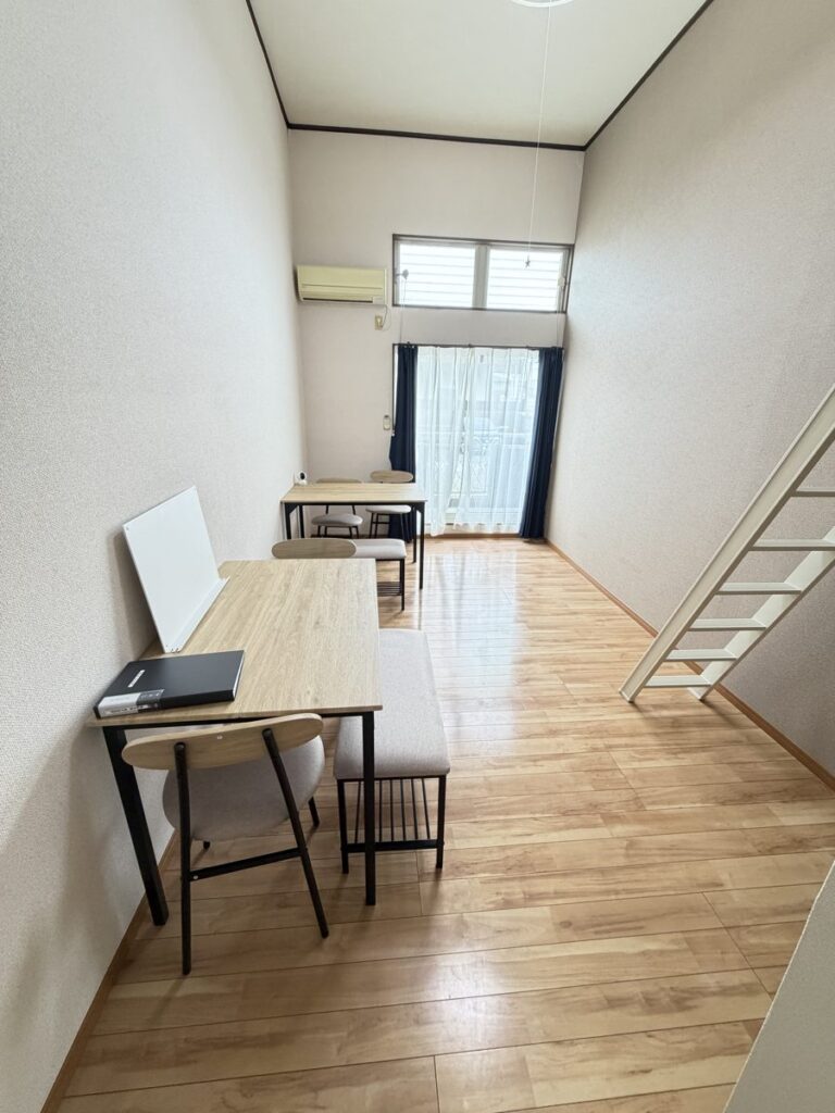 LIFIXの家 石巻清水町の居室（机を置いたお部屋）