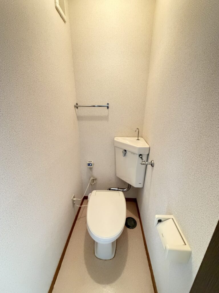 LIFIXの家 石巻清水町の居室のトイレ