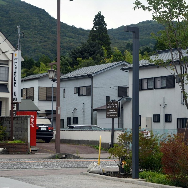 山並みを背に住宅と賃貸アパートが並ぶ宮城県内の住宅街。石巻・登米・気仙沼で居住支援の部屋探しを相談できる