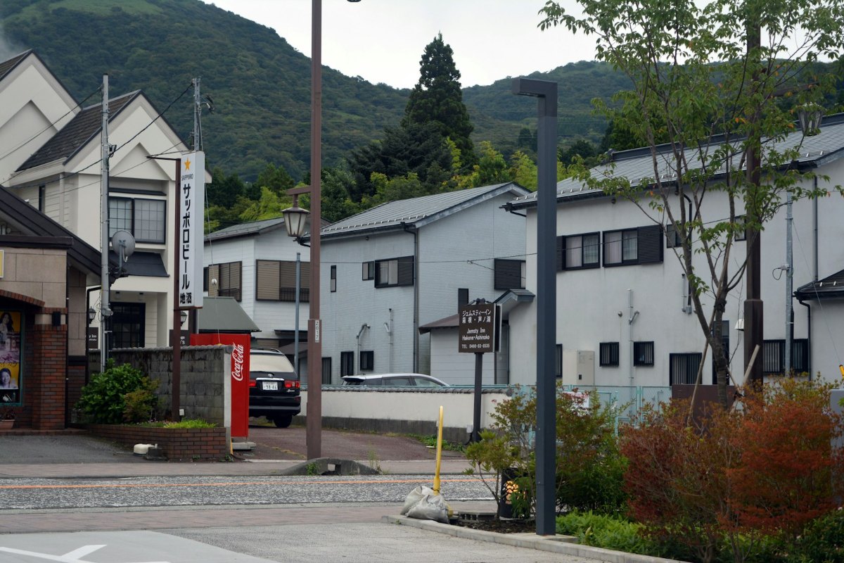 山並みを背にした住宅街。石巻・大崎・登米など宮城県内の一棟アパート買取の対応エリアのイメージ