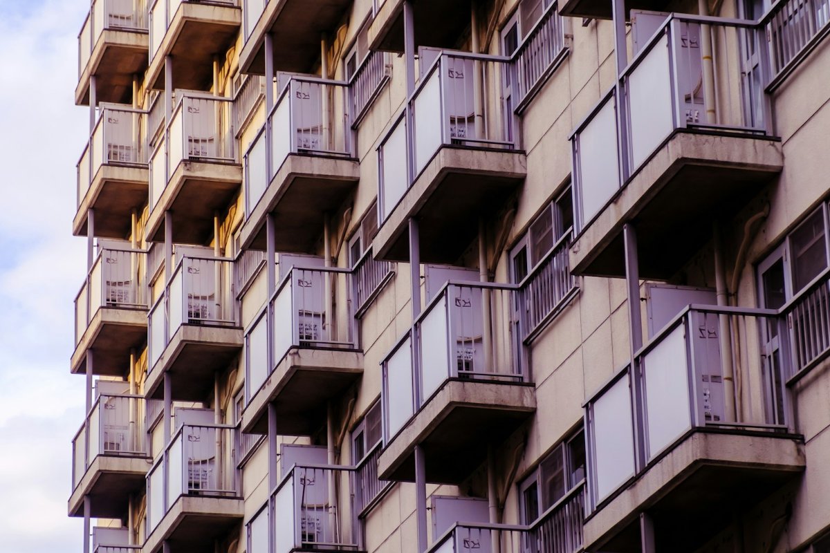 バルコニーが並ぶ鉄筋コンクリート造の賃貸マンションの外壁