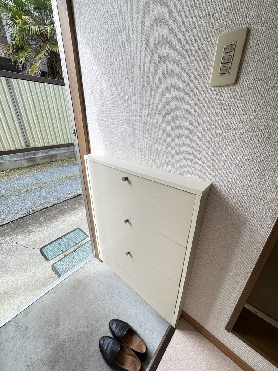 LIFIXの家 石巻清水町の居室の玄関と下駄箱