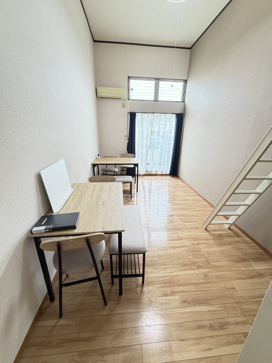 LIFIXの家 石巻清水町の居室。机を置いたお部屋