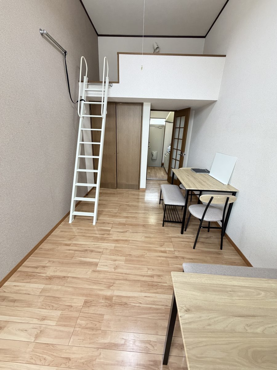 LIFIXの家 石巻清水町の居室。ロフトとはしごのあるお部屋