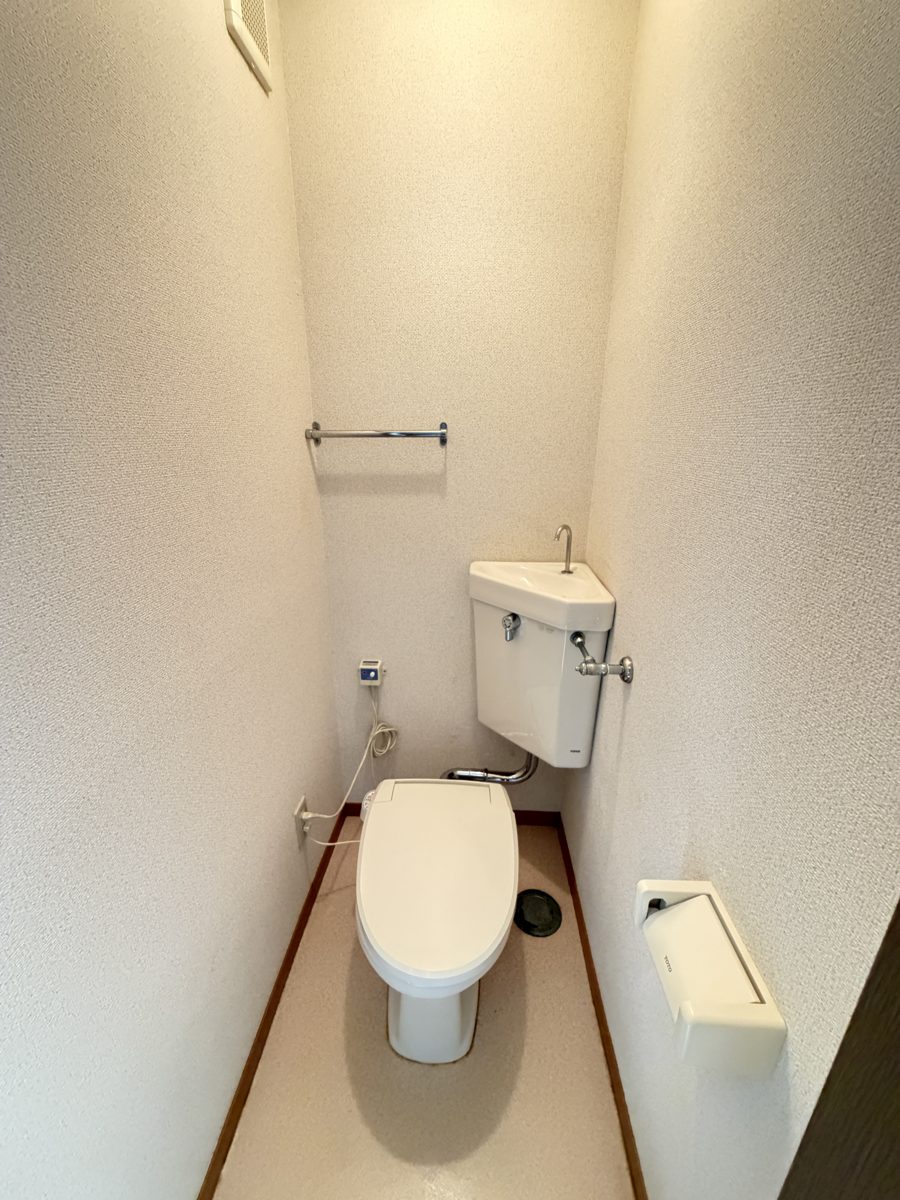 LIFIXの家 石巻清水町の居室のトイレ